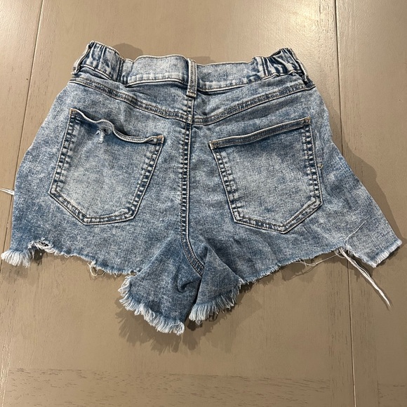 Distressed high/mid rise booty shorts - Picture 2 of 4